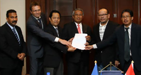 The PSSI, ISL and KPSI representatives handing over the signed MoU to FIFA ExCo member Dato' Worawi Makudi (3L) and FIFA Director of MAs Thierry Regenass (2L) as AFC General Secretary Dato' Alex Soosay (extreme left) looks on.